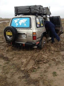 Land Cruiser bogged pulled out by Ranger (1)