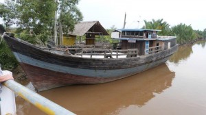 Sumatra Kuala Tungkai Wood ship ferry to Batam (11)     