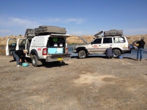 Washing cars in Kasakhstan quarry (4) 